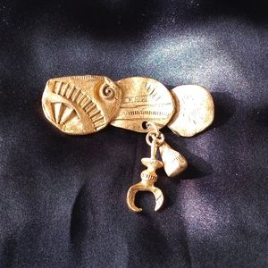 Brushed gold tone pin